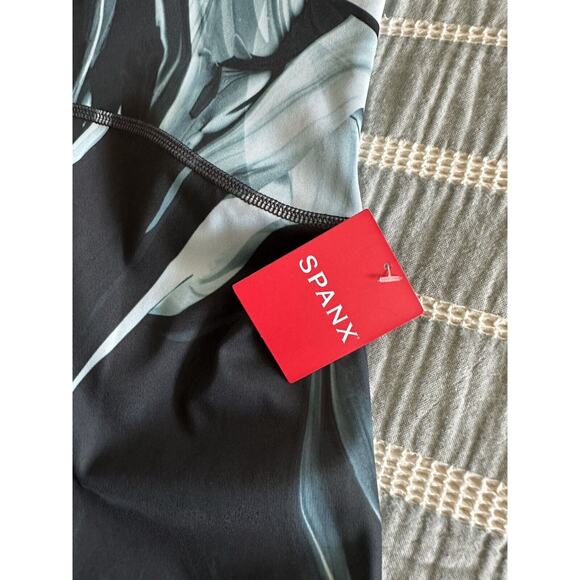 Spanx Booty Boost 7/8 Leggings Marbled Blue/Black XS - Picture 3 of 8